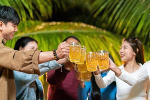 grupo de amigos brindando alegremente cervezas brindis foto