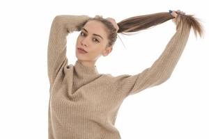 retrato de una hermosa joven morena con cabello saludable. foto