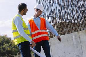 el ingeniero topógrafo está midiendo el nivel en el sitio de construcción. los topógrafos aseguran mediciones precisas antes de emprender grandes proyectos de construcción. foto