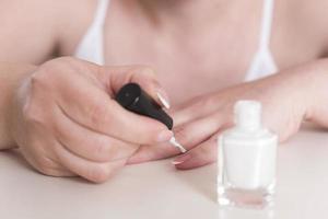 mujer haciendo manicura foto