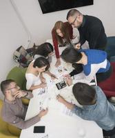 líder ejecutivo hablando con un grupo de empleados diversos felices en la reunión informativa de la oficina corporativa, foto