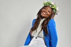 retrato de una joven afroamericana, modelo de moda, con grandes flores en el pelo foto