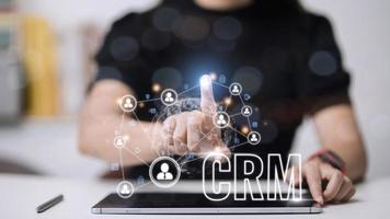 administración de relaciones con los clientes de crm para el concepto de sistema de marketing de ventas comerciales presentado en una interfaz gráfica futurista de la aplicación de servicio para respaldar el análisis de la base de datos de crm. foto