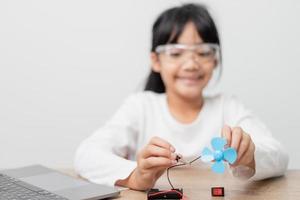 los estudiantes de asia aprenden en casa a codificar autos robot y cables de tableros electrónicos en tallo, vapor, ingeniería matemática, ciencia, tecnología, código de computadora en robótica para el concepto de niños. foto