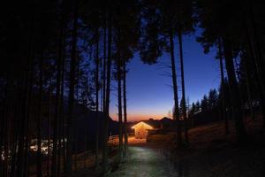 cabaña de montaña de piedra iluminada foto