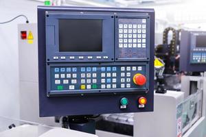 máquina cnc con consola de controlador en fábrica foto