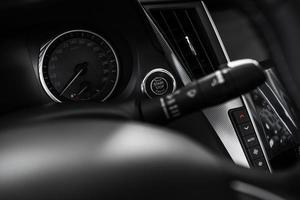 detalles del elegante interior del coche, interior de cuero foto