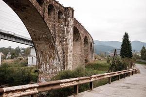 viejo puente ferroviario, viejo viaducto vorokhta, ucrania. montañas de los cárpatos, paisaje montañoso salvaje foto