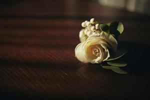 cierre las flores del ojal del novio con rosas blancas, verdes y verdes. concepto de boda. preciosas flores vivas foto