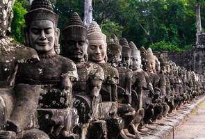 la piedra de la imagen de buda en la puerta de piedra de angkor thom en camboya foto