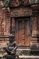 banteay srei está construido en gran parte de piedra arenisca roja y es un templo camboyano del siglo X dedicado al dios hindú shiva, siem reap, camboya foto