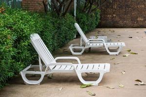 white relaxed bed near swimming pool photo