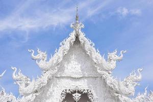 famoso templo de tailandia o templo blanco, wat rong khun, en la provincia de chiang rai, norte de tailandia foto