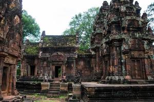 banteay srei está construido en gran parte de piedra arenisca roja y es un templo camboyano del siglo X dedicado al dios hindú shiva, siem reap, camboya foto