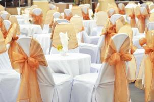 mesa de comedor preparada para un evento al aire libre foto