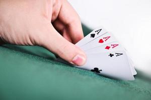 cartas de póquer en la mano foto