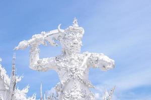 la estatua del guardián gigante en wat rong khun, el famoso blanco foto