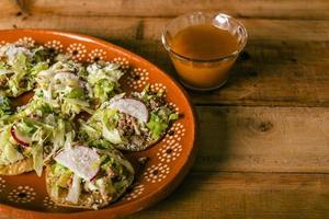 plato de sopitos estilo colima sobre mesa de madera. comida típica mexicana.