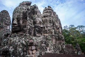 prasat bayon con caras de piedra sonrientes es el templo central del complejo angkor thom, siem reap, camboya. antigua arquitectura khmer y famoso hito camboyano, patrimonio mundial. foto