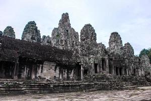 prasat bayon con caras de piedra sonrientes es el templo central del complejo angkor thom, siem reap, camboya. antigua arquitectura khmer y famoso hito camboyano, patrimonio mundial. foto