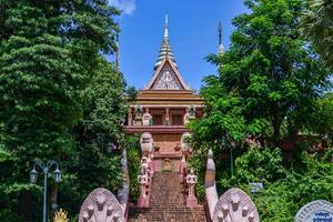 wat phnom es un templo budista ubicado en phnom penh, camboya. es la estructura religiosa más alta de la ciudad. foto