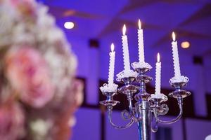 candelabros con velas en salón de baile foto