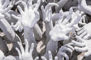 manos del infierno en el templo blanco, chiang rai, tailandia. foto