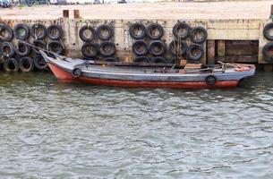 un pequeño barco de pesca de madera que atraca en el puerto. foto