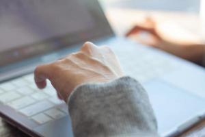 mujer que trabaja con una computadora portátil foto