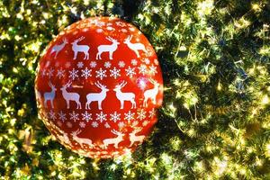 árbol de navidad y decoraciones y luces foto