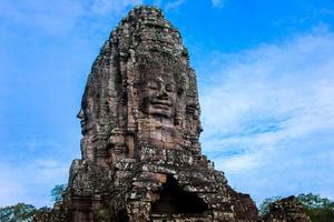 prasat bayon con caras de piedra sonrientes es el templo central del complejo angkor thom, siem reap, camboya. antigua arquitectura khmer y famoso hito camboyano, patrimonio mundial. foto