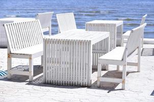 mesas y sillas cerca del mar foto