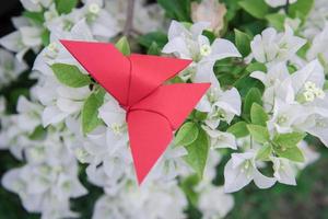 origami de mariposa con flor foto