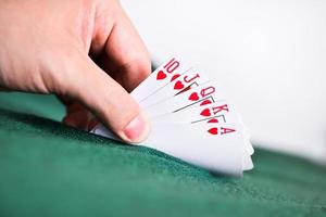 cartas de póquer en la mano foto