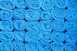 un montón de toallas azules dispuestas en capas foto