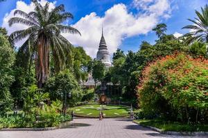 phnom penh, camboya. 02 de agosto de 2017. wat phnom es un templo budista ubicado en phnom penh, camboya. es la estructura religiosa más alta de la ciudad. foto