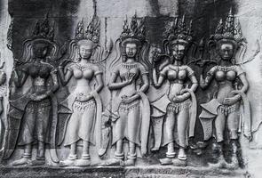 detalle de tallas de piedra de apsara es una chica hermosa y seductora de la mitología hindú en angkor wat, camboya foto