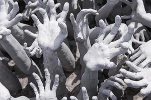 manos del infierno en el templo blanco, chiang rai, tailandia. foto