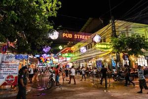 siem reap, camboya - 03 de agosto de 2017. bares, restaurantes y luces a lo largo de la calle pub en siem reap, camboya por la noche. foto
