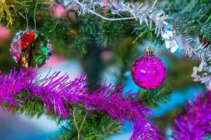 árbol de navidad y decoraciones y luces foto