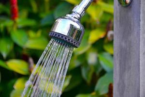 ducha refrescante tropical al aire libre foto