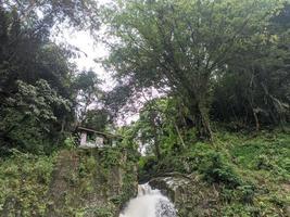 arroyo de montaña o cascada en el bosque berastagi foto