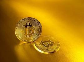 moneda de oro bitcoin. criptomoneda dinero virtual btc. tecnología blockchain, concepto de minería bitcoin. concepto de mercado de valores foto