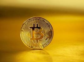 moneda de oro bitcoin. criptomoneda dinero virtual btc. tecnología blockchain, concepto de minería bitcoin. concepto de mercado de valores foto