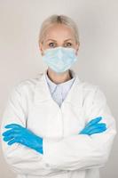 pancarta vertical con un joven médico con máscara y guantes. concepto covid-19, virus. foto