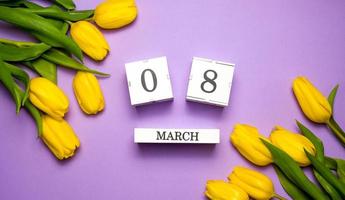 día Internacional de la Mujer. pancarta con flores y calendario que muestra la fecha del 8 de marzo foto