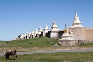 muros alrededor del templo kharakhorum, en el centro de mongolia foto