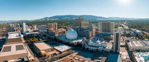 vista aérea panorámica del paisaje urbano de la ciudad de reno en nevada. foto