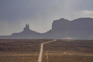 vista aérea de la carretera que conduce hacia el valle del monumento con el cielo de fondo foto