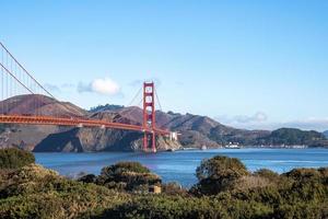 puente golden gate sobre la hermosa bahía de san francisco durante el verano foto